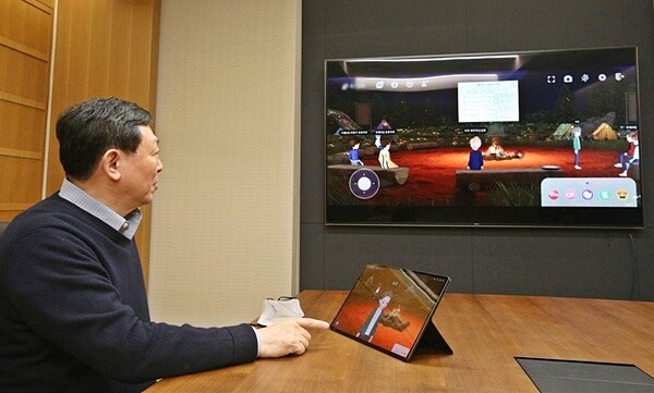 메타버스 회의를 주재하는 신동빈 회장. 사진=롯데