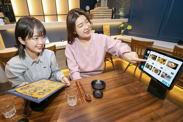 KT가 차세대 디자인을 적용한 프리미엄 '하이오더2' 단말기를 출시했다. 사진은 하이오더2 단말을 통해 주문하는 모습. 사진=KT