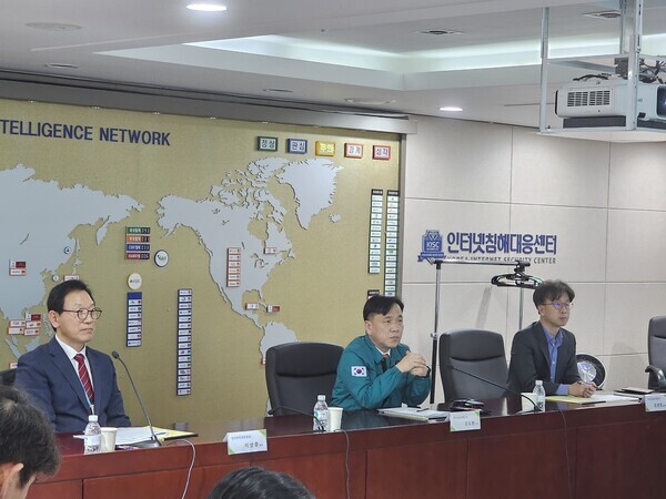 강도현 과학기술정보통신부 2차관이 지난달 26일 한국인터넷진흥원(KISA) 인터넷침해대응센터(KISC)를 방문해 사이버 공격 대응 현황과 비상 대응 체계를 점검했다. 사진=뉴시스