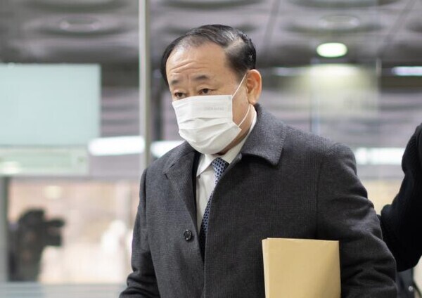 황재복 SPC그룹 대표가 노조탈퇴 강요와 뇌물공여 등의 혐의로 구속 전 피의자 심문(영장실질심사)을 받기 위해 4일 오전 서울중앙지법에 들어서고 있다. 사진=연합뉴스