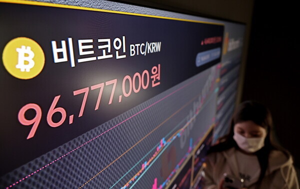 지난 4일 비트코인 가격이 6만8000달러(약 9000만원)를 넘어섰다. 사진은 5일 오전 서울 서초구 빗썸 고객지원센터 전광판에 비트코인 실시간 거래가격이 송출되는 모습. 사진= 뉴시스