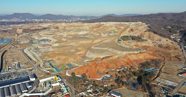 과기부는 산업부와 함께 반도체 소부장(소재,부품,장비) 기술개발 및 사업화를 공동으로 지원한다고 5일 밝혔다.  사진은 반도체 클러스터 조성사업이 진행중인 용인시 원삼면 일대 모습.