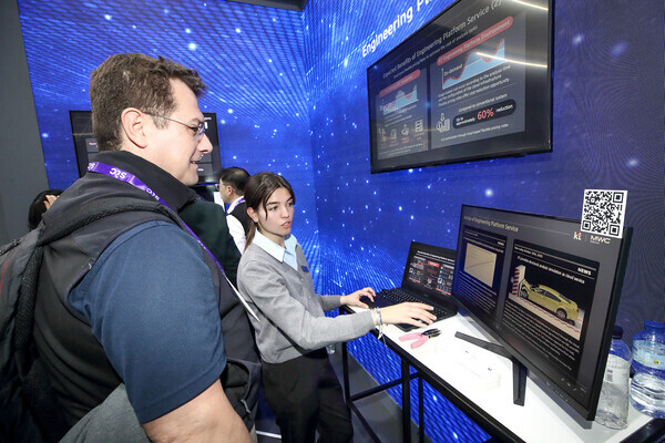 MWC 2024 KT 전시부스에서 직원이 관람객에게 엔지니어링 플랫폼 서비스를 소개하고 있다. 사진=KT