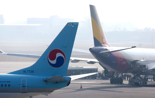 대한항공과 아시아나항공의 기업결합이 완료되면 자산규모 42조원대의 세계 10위권 메가캐리어가 탄생한다. 사진은 김포공항 활주로에 서 있는 대한항공과 아시아나항공 항공기들. 사진=뉴시스