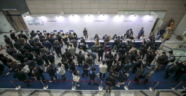 강경성 산업통상자원부(이하 산업부) 1차관은 국내 배터리 연구개발(R&D)에 5년간 5000억원 이상을 지원하겠다고 6일 밝혔다. 사진은 2023 인터 배터리를 찾은 관람객들이 줄 서 있는 모습. 사진= 뉴시스