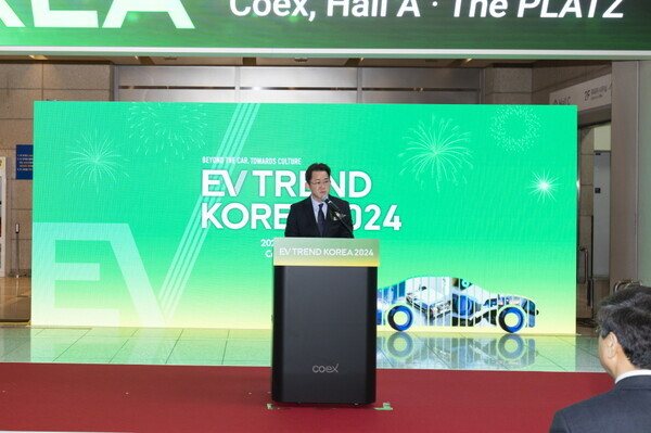 EV 산업 전시회 ‘EV 트렌드 코리아 2024’가 6일 개막했다. 사진은 개막식에서 개회사를 하고 있는 임상준 환경부 차관의 모습. 사진= 무브브로