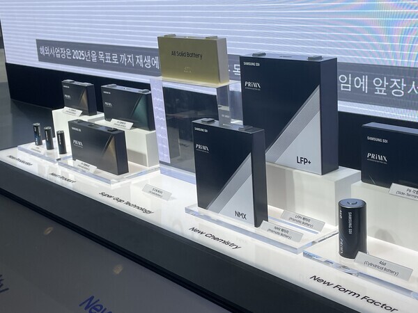왼쪽부터 삼성SDI의 21700파이·각형·전고체·LFP·NMX·46파이 배터리가 나란히 전시돼 있다. 사진=김정후 기자