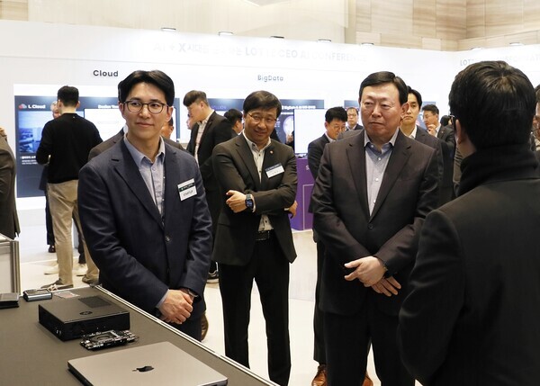 신동빈 롯데 회장이 지난 7일 서울 송파구 롯데월드타워에서 열린 콘퍼런스 내 마련된 AI 관련 스타트업 부스를 방문해 관련 설명을 듣고 있다. 사진=롯데