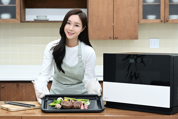 에어수비드 기능을 탑재한 '디오스 오브제컬렉션 광파오븐'. 사진=LG전자